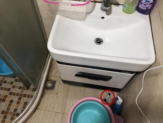 小佳|男子新婚仅2月，竟安装摄像头偷拍老婆闺蜜洗澡：1天拍下7段视频