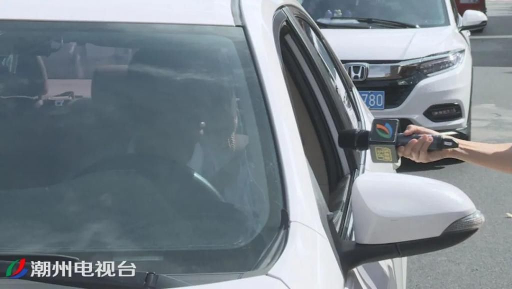 路段|潮州福安路段道路中间停放着近10辆私家车，把路面当成了自己的停车场