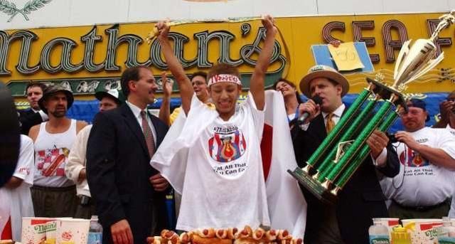  体重|世界上最能吃的女人，体重只有112斤，一顿饭吃掉501根鸡翅