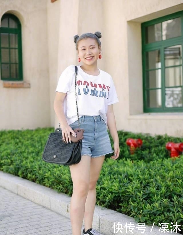  牛仔裤|路人街拍：短裤这样穿才流行，有肉的女生穿更美