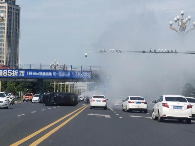  天来|天来豪庭附近发生车祸，一车侧翻冒烟，一车冲上花台撞到洒水车