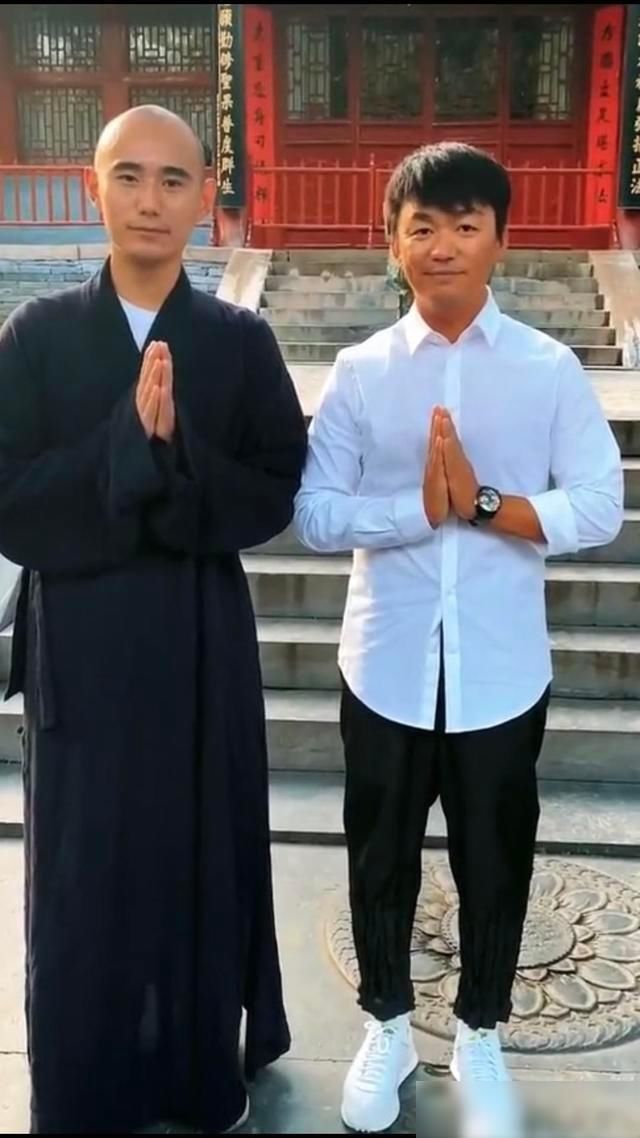  脸上|王宝强现身娘家少林寺，脸上带沧桑身形消瘦些，与冯清感情平稳