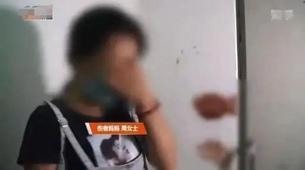  严惩|17岁男孩毒打8岁男童：家人出面下跪求放过，男童家人求严惩