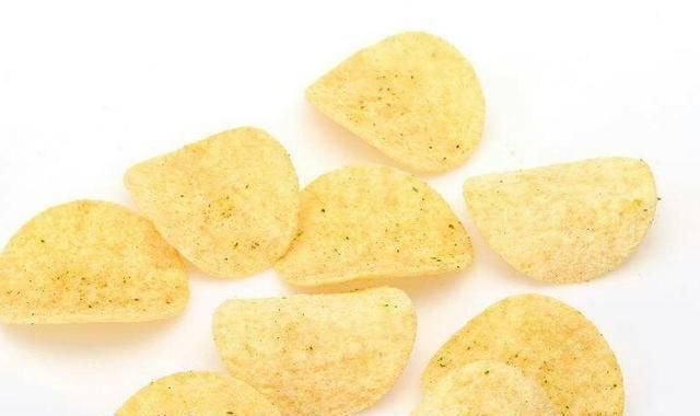 薯片|孩子学习累了,妈妈给炸了薯片,她们吃得很开心