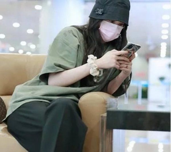  娜娜|欧阳娜娜录《奔跑吧》穿短裤，看到露出的双腿，终于明白她为何总穿长裤了