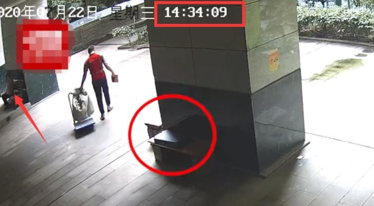 急坏|万元电脑“不翼而飞”急坏快递员,结果被收废品老太拾走3元卖出