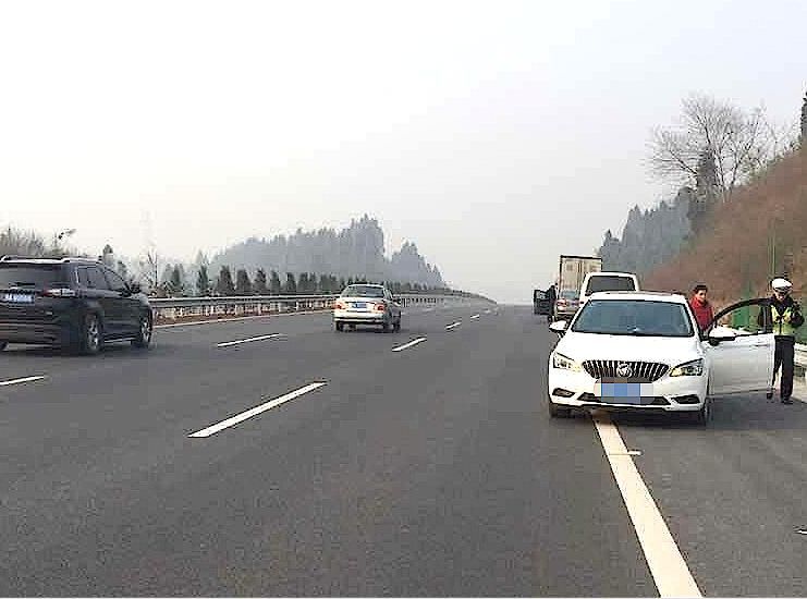  开弓|高速逆行13公里，连过12个隧道，网友：这就是开弓没有回头箭？