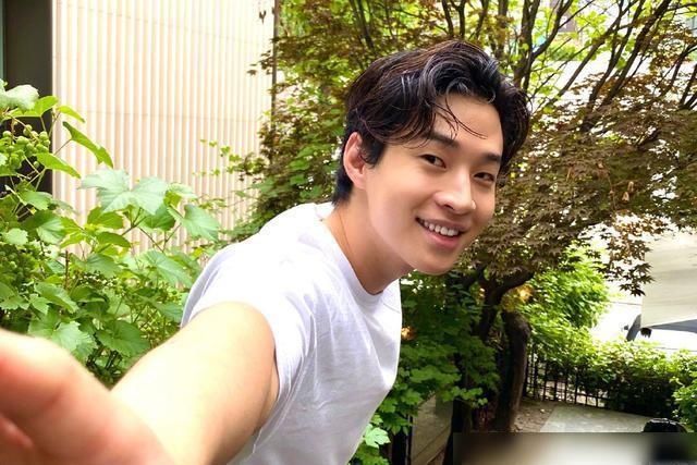  李光洙|Baby最厉害粉丝，不仅把自己追成明星，还“取代”杨幂成baby闺蜜