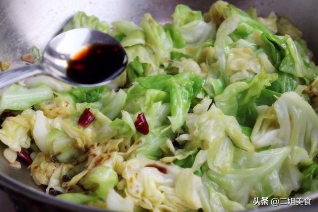 做出来的手撕包菜|做手撕包菜，可不是光炒包菜那么简单，教您一招，包菜脆嫩爽口