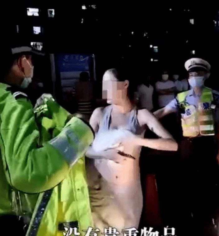  驾驶|玛莎拉蒂女司机无证驾驶上路，路人：胆子也是够大