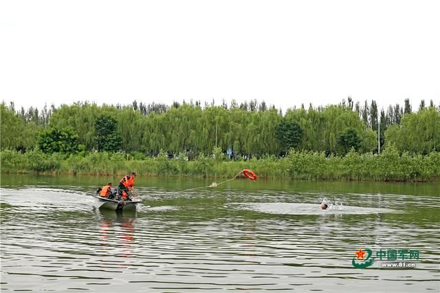 水上|队形变换、水上搜救，他们驾冲锋舟这样练就应急救援硬功