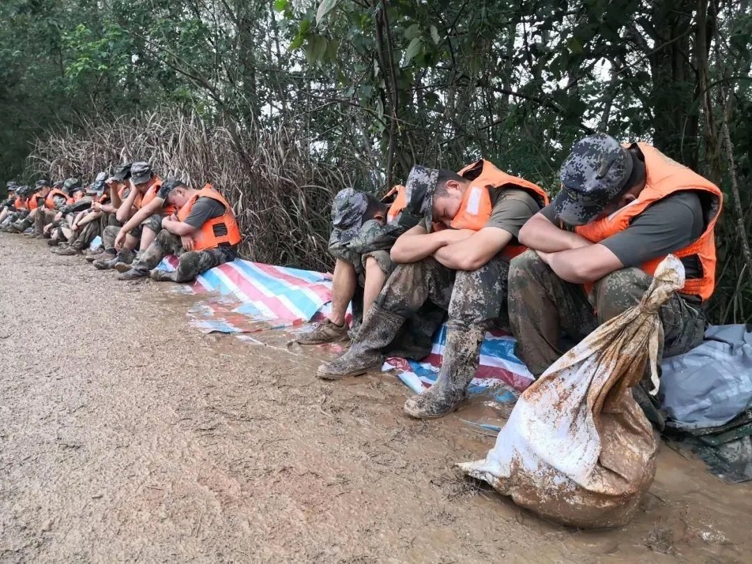 官兵|【青分享】多支部队的7000余名官兵正在第一线参加抗洪抢险任务