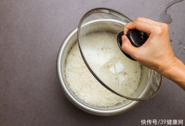 用生水煮饭有什么危害(经常用生水煮饭，不但有毒还会致癌？不敢用自来水煮饭的人看看吧)