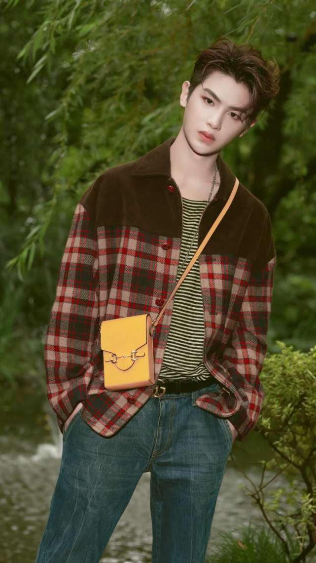  快本|《快本》最新动态：虞书欣为黄晓明采耳，黄明昊争当THE9MV男主