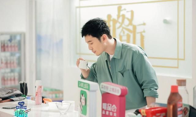  素颜|《中餐厅》黄晓明脱妆引热议，本人素颜发视频回应：大家凑合看吧