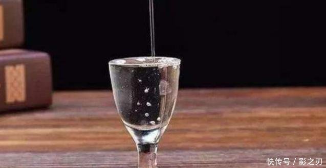 种方法|去买白酒时,无论什么牌子,只要包装上有这排字,都是酒精勾兑酒