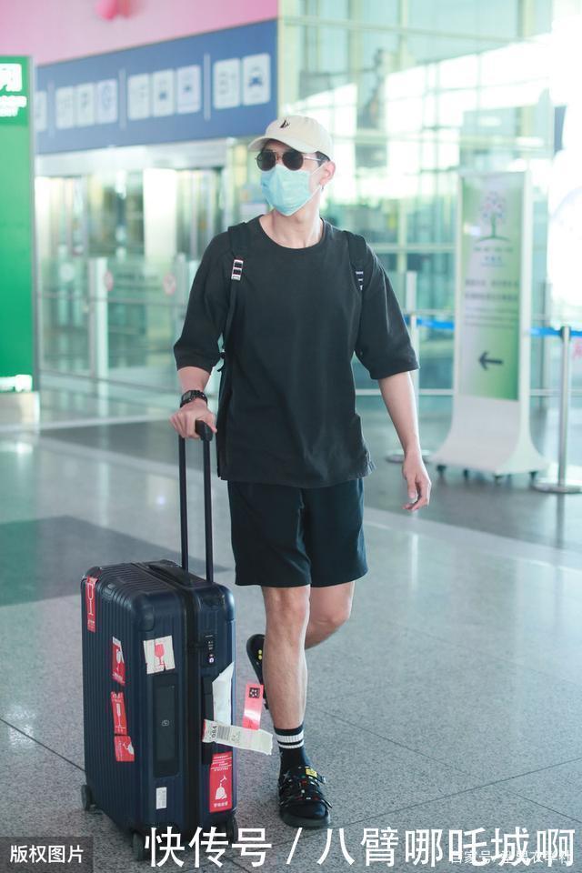  选择|李现机场新穿搭，一身黑样式依然低调沉稳，凉鞋配长袜挺新颖吸睛