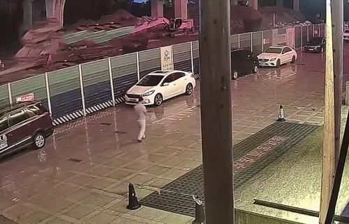  佛系|佛系偷盗，拉开车门里面是钱，拿还是不拿