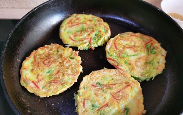  卷心菜|卷心菜做早餐，比想象的更好吃，高钙低脂又营养，怎么吃都不胖