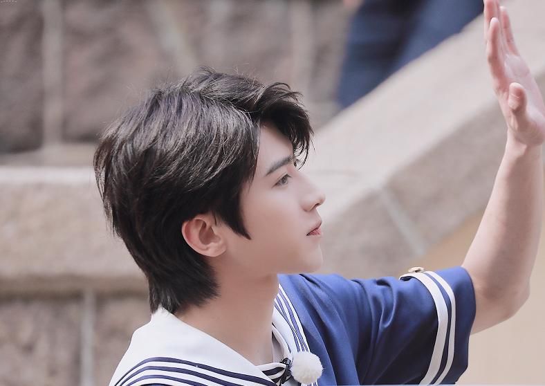  路透|蔡徐坤“海军装”路透，不用精修PS，说只有18岁都不算过分