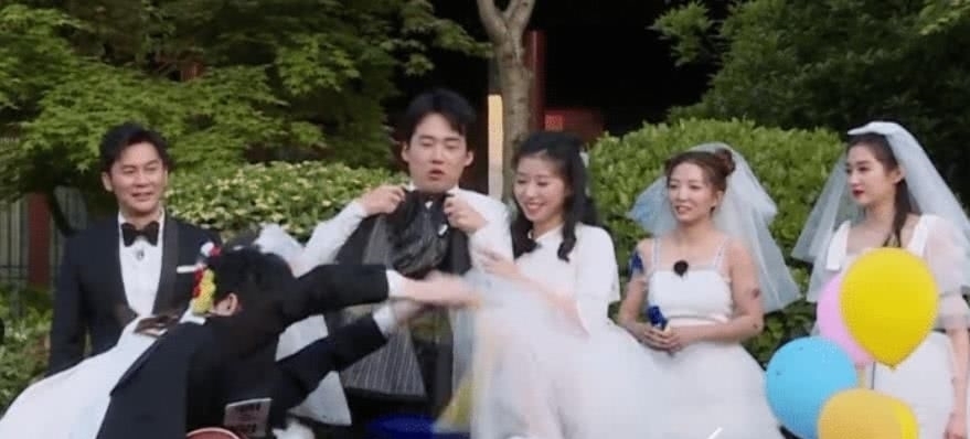 挡住|郭麒麟节目被郑恺扯掉裤子,嘉宾们哄笑,却有一人帮郭麒麟挡住