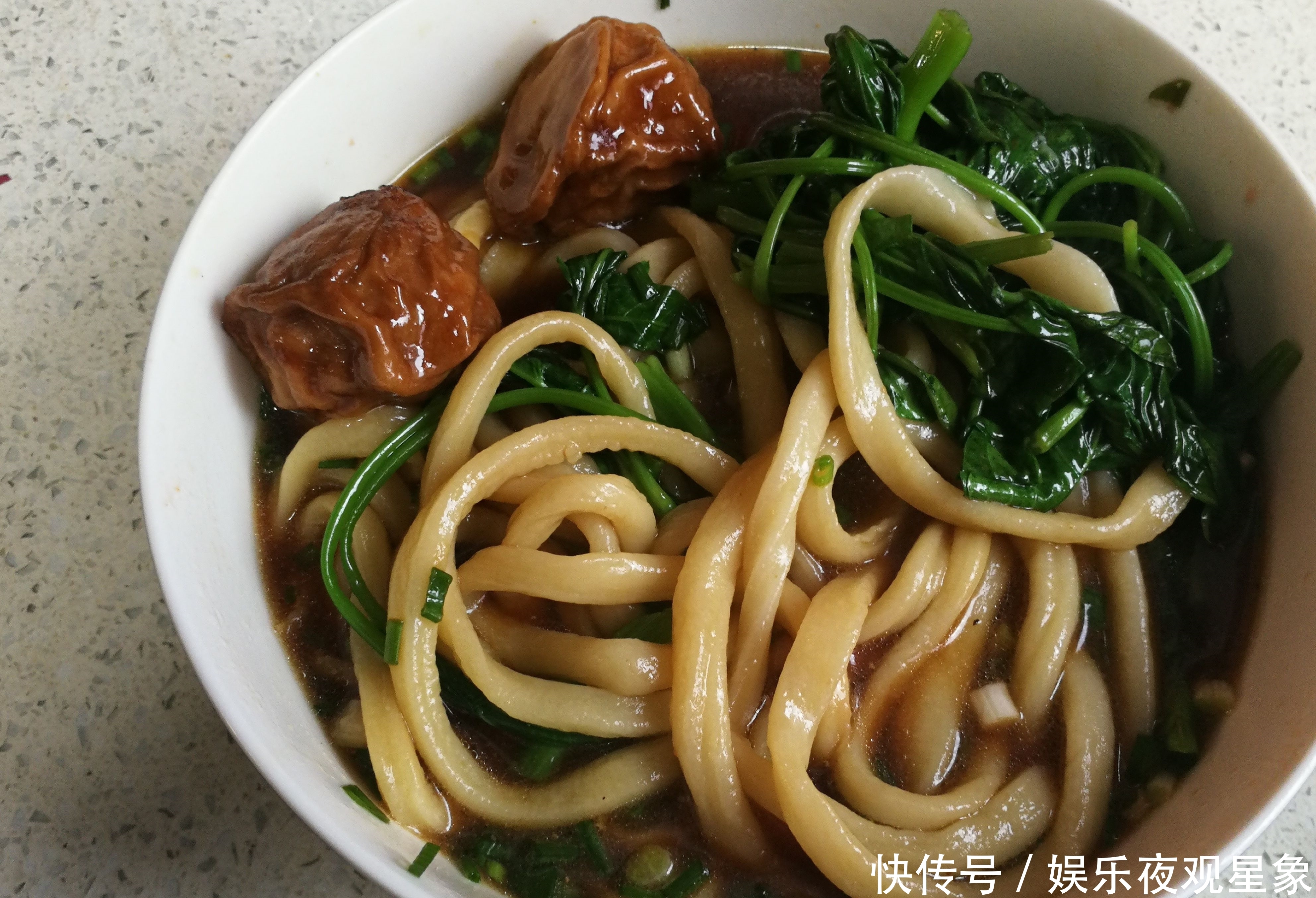  得来|扯出来的裤带面，筋道又滑溜，加两个油面筋塞肉，鲜得来停不下筷