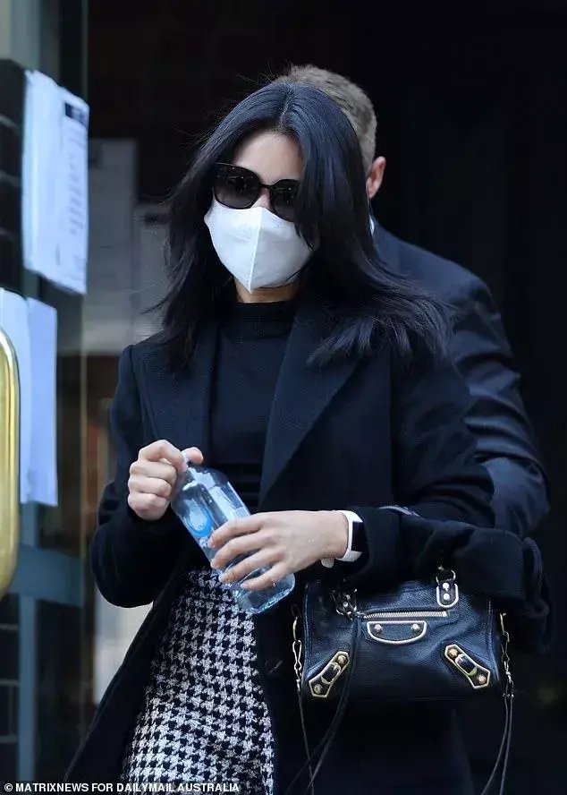 澳洲|澳洲两名女子群内聊新冠起争执 线下“约架”！当街互殴双双送医院