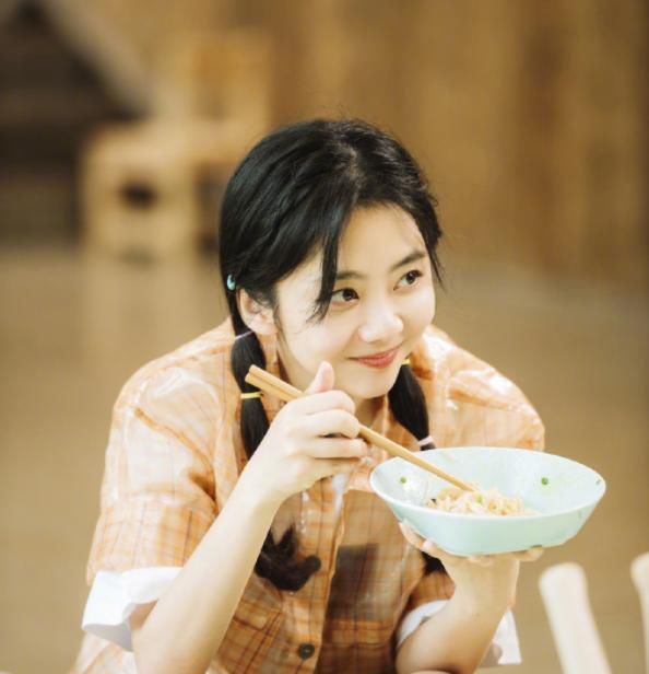  郑爽|谭松韵郑爽的“森系风”穿搭，也太治愈了吧