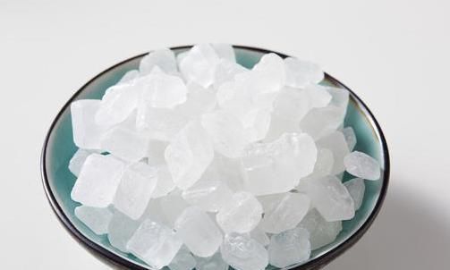  颜色不同|同样是冰糖，黄冰糖和白冰糖有什么不同？了解清楚后别再乱买了