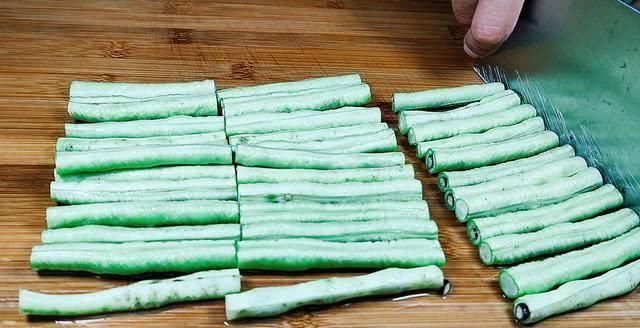  小现|炒豆角很多人做错了，大厨教你正确做法，好吃到停不下来