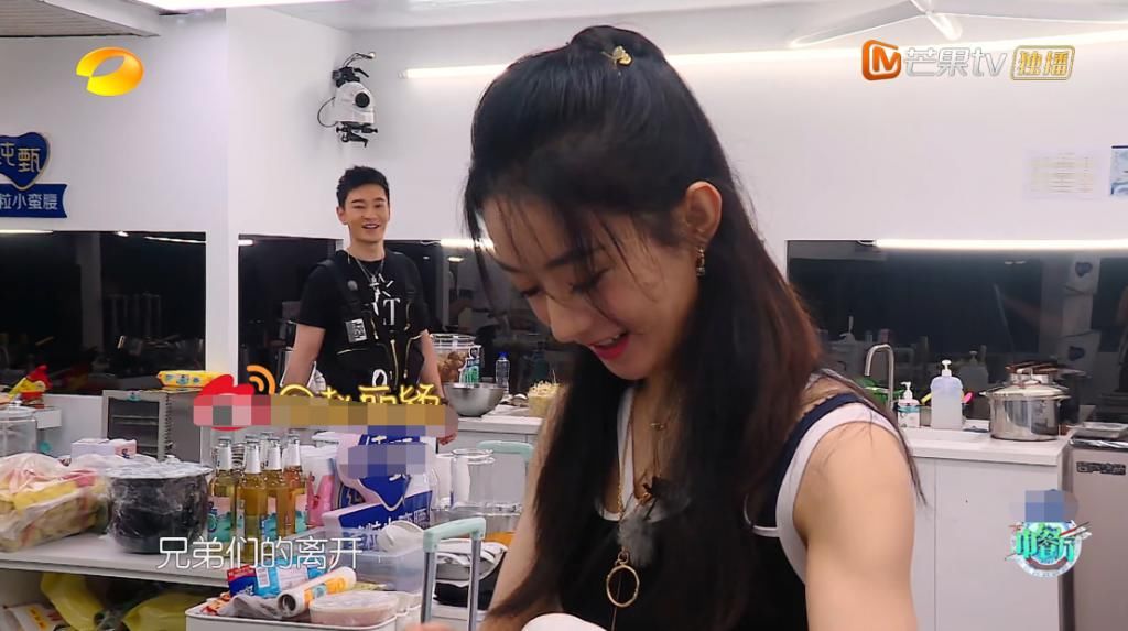  露怯|《中餐厅4》接待外国贵宾，赵丽颖露怯不敢答话，李浩菲举动得体