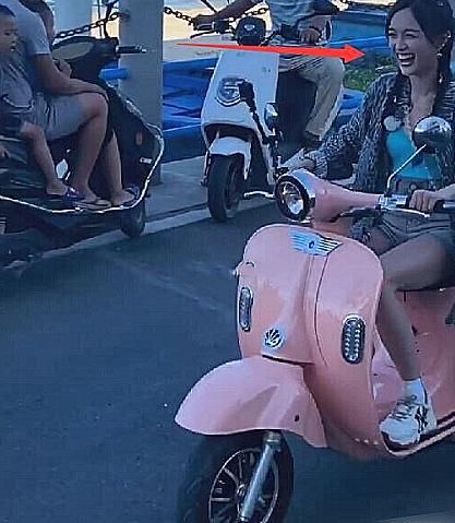  吴宣仪|吴宣仪节目电动车载男生玩，谁注意对方的举动？为了避嫌太拼了