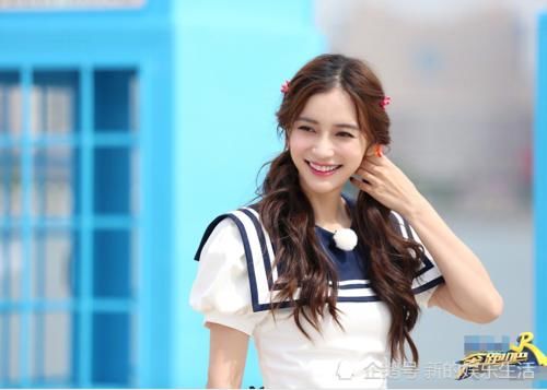  baby和蔡徐坤|《奔跑吧》收官才半个月，baby蔡徐坤就合体录《快本》，姐弟俩站位显眼