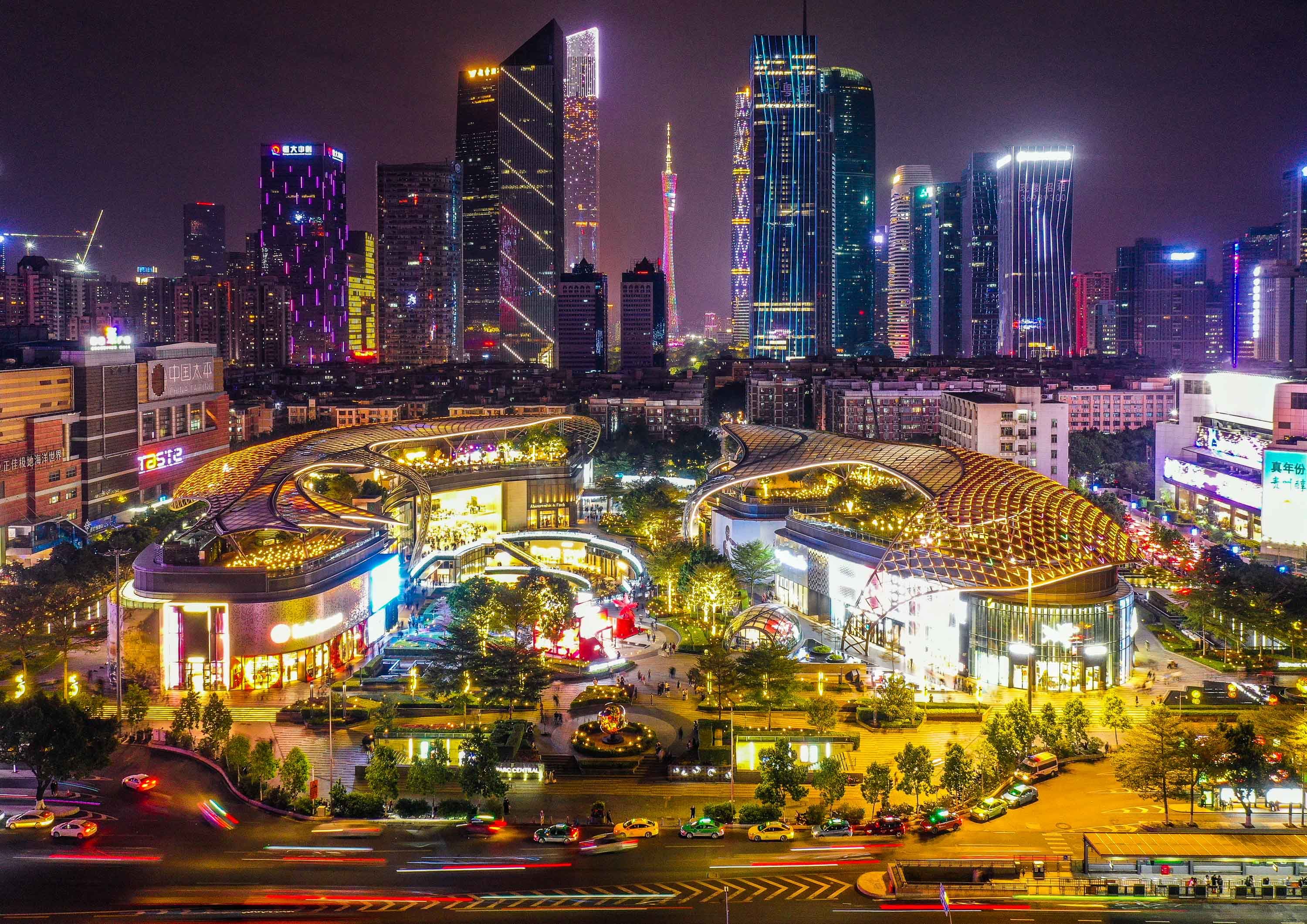 那是2023年1月1日拍摄的广州银河路商圈夜景（无东讲主机相片）。新华