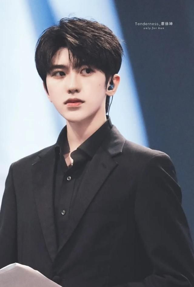  邀请到|奔跑吧长春录制路透，蔡徐坤马术服造型饭拍来啦，是王子没错了