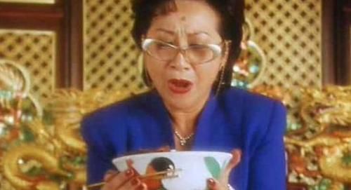  筷子|佘诗曼晒午餐肥肠面，轻咬筷子笑容甜美，经典公鸡碗太抢镜！