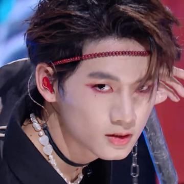  硬糖|硬糖少女资源真能打，刚出道就去《炙热》当评审，还点评学长学姐