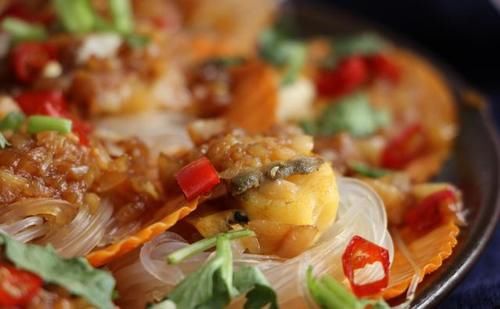  鲜美|立秋之后海鲜正当季，8毛钱的扇贝，配上秘制金银蒜，又香又鲜美