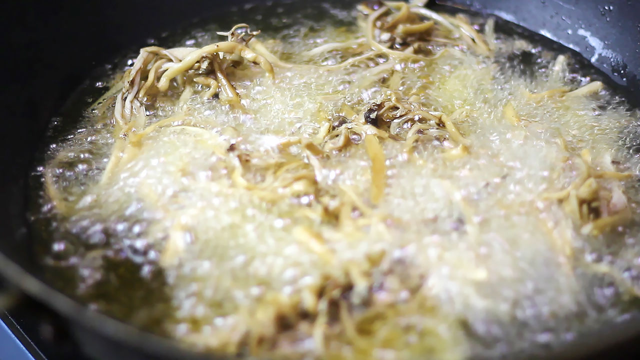  把茶树菇|鸡肉做成酱的方法，简单又好吃，学会早上多道菜，特别香