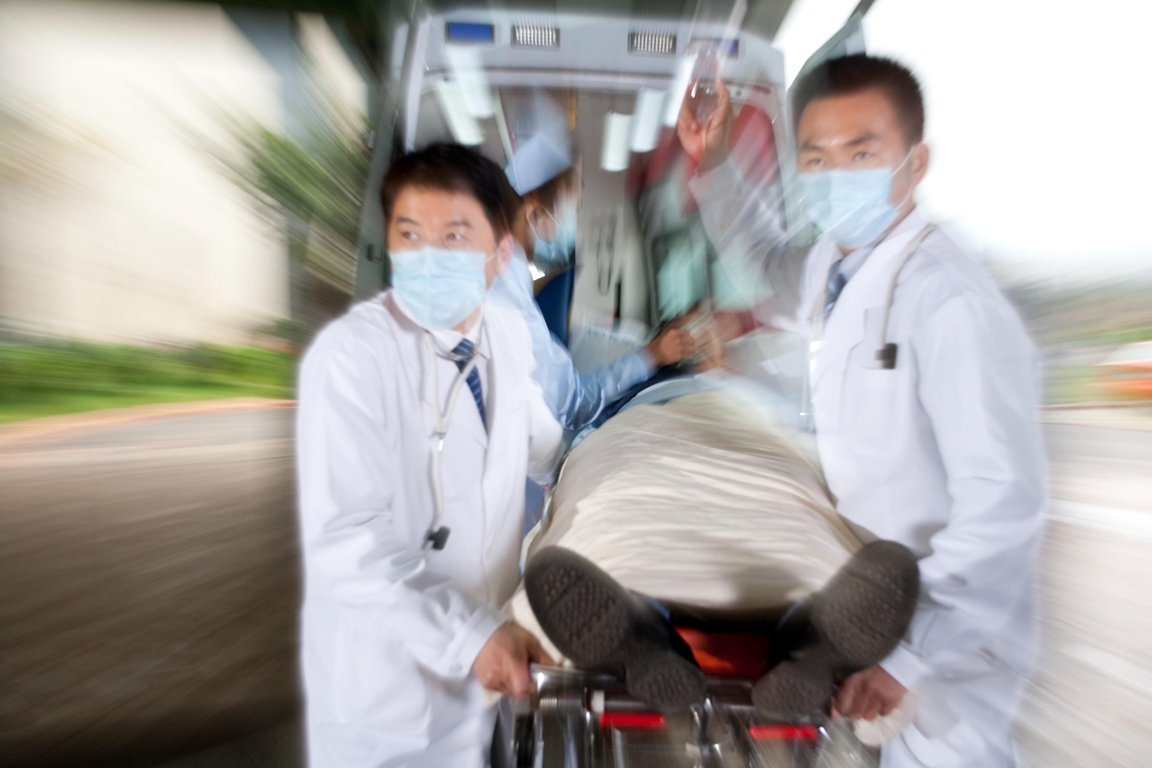手术中生命的天平随时可能倾斜，医生只能紧紧握着血袋2023