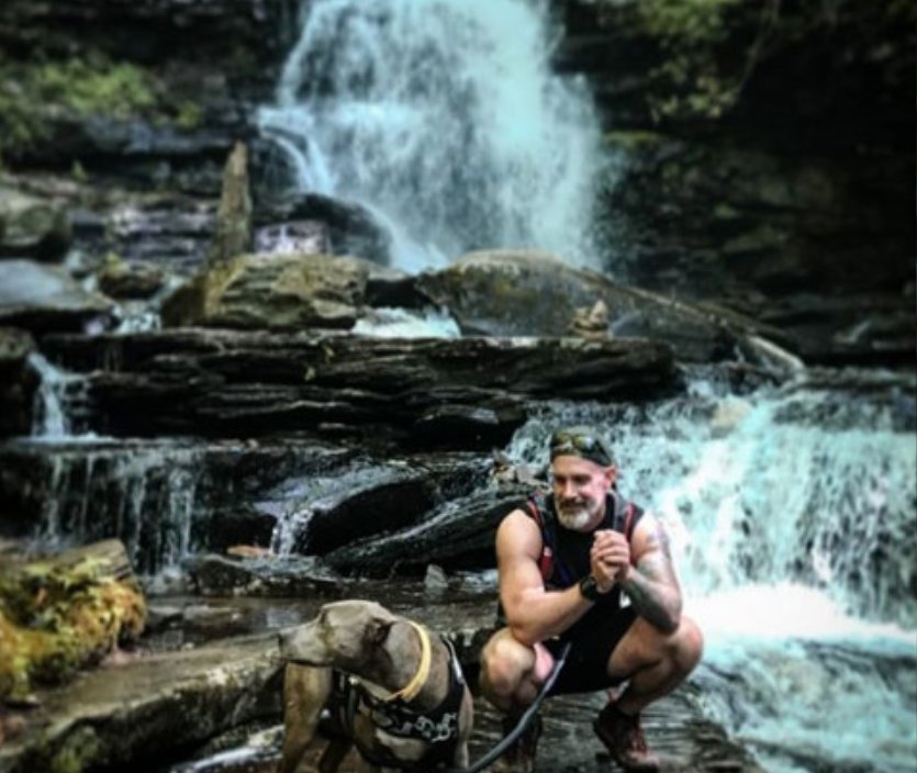 改过自新|男子有很多恶习,狗狗却帮助他改过自新,他们一起同甘共苦