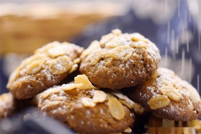  冲泡|麦片不仅能冲泡，放入两个鸡蛋做成饼，早餐吃它健康又美味