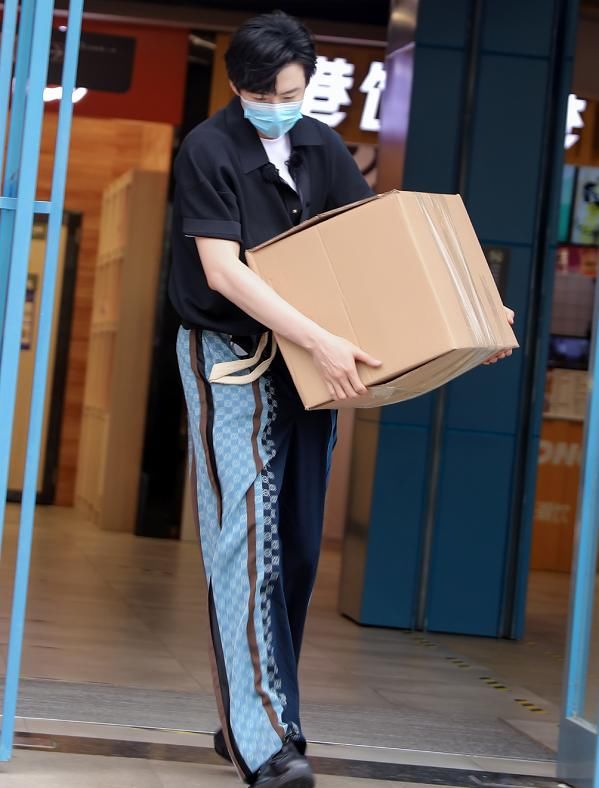  嘉宾|《中餐厅4》首发嘉宾太惊喜！大长腿的他加盟，赵丽颖说话都要仰头