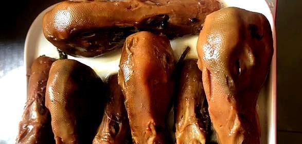  卤鸭|教你秘制香卤鸭头，绝味香辣两斤不够吃，邻居都闻到卤水的香味