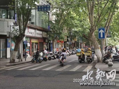  敲门|外卖车辆随意乱停放 城管敲门来提醒