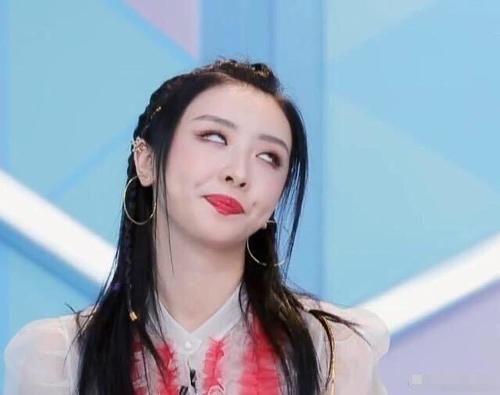  贾乃亮|人未红就耍大牌？赵小棠录节目执意撑伞，贾乃亮邓伦还在烈日暴晒