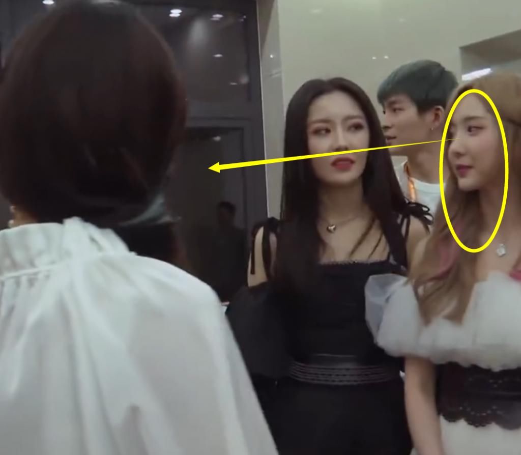 王艺瑾|孟美岐给硬糖少女传授经验,只拥抱张艺凡一人,王艺瑾一脸懵