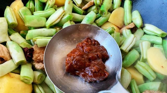  味十足|芸豆东北最家常的做法，炖出来香喷喷的，酱味十足好下饭
