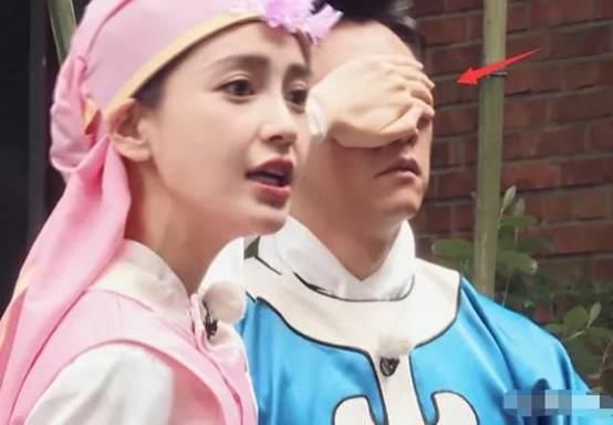  郑恺|郑恺抱着baby演戏，谁注意他手搂哪？这是对老婆最大的尊重