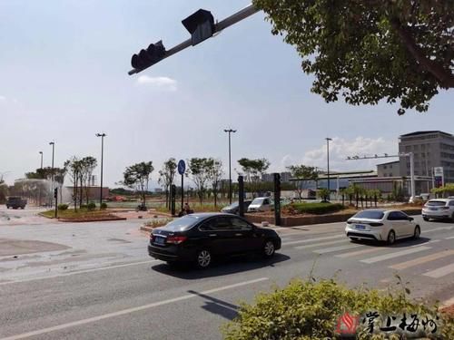  机动车|这个马路该怎么过？机动车直行车道与横穿马路斑马线信号灯同为绿灯？